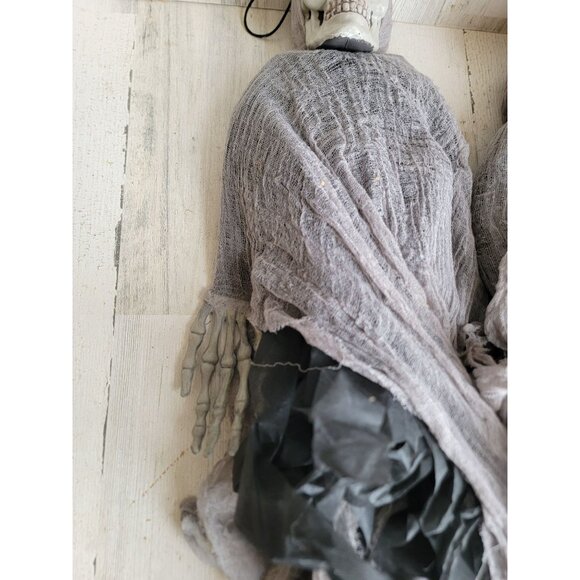Scary grim reaper grey hanging skeleton Halloween set prop decor - Picture 3 of 9